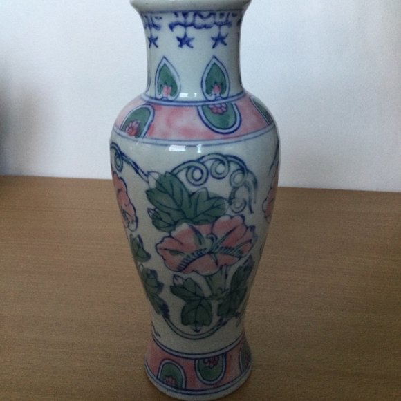 Vintage Chinese ceramic porcelain small vase hand painted with flowers 8" tall - Picture 5 of 9